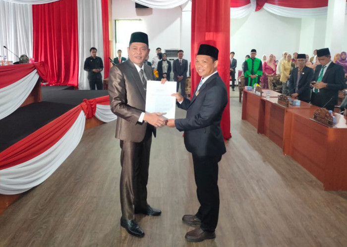 Senyum Bahagia Zenrodi Usai Dilantik Jadi Anggota Dewan Bengkulu Tengah Gantikan