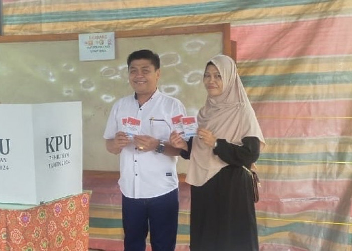 Sri Budiman dan Istri Nyoblos di TPS 1 Desa Pasar Pedati, Harapkan Pilkada Berjalan Jujur dan Adil