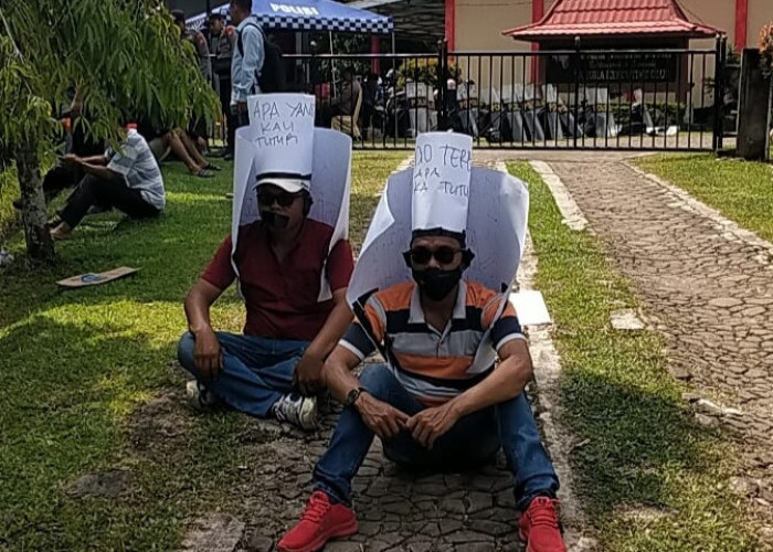 Aksi Unik 2 Aktivis Ormas Bentuk Protes ke KPU Bengkulu Tengah: Pemilu Luber Jurdil, Cayo Dak Yo! 