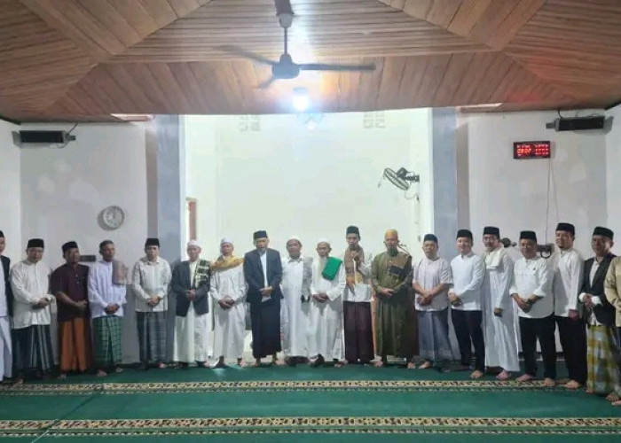 Salat Idul Adha di Pekik Nyaring, Bupati Rachmat Serahkan Sapi Kurban dan CSR Bantu Masjid