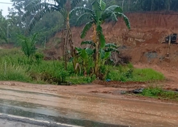 Bahaya Mengintai! Jalan Licin Akibat Galian C di Tengah Padang Hampir Telan Korban