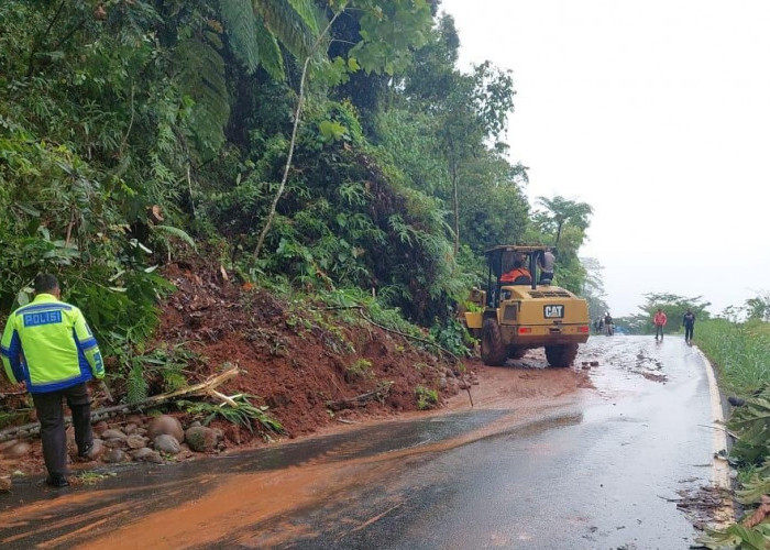 Sebagian Ruas Jalan Lintas Benteng-Kepahiang Tertutup Longsor, Satu Unit Truk Terperosok