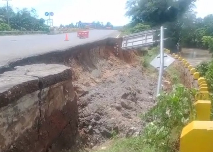 Pangkal Jembatan Kembang Seri di Ruas Jalan Lintas Benteng-Kepahiang Ambles