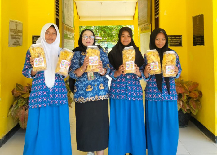 Manfaatkan Potensi Lokal, Siswa SMPN 14 Bengkulu Tengah Unjuk Gigi Lewat Keripik Pisang