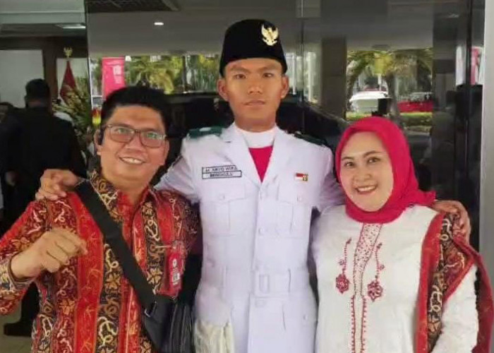 Banggakan Bengkulu, Putra Waka Polres Bengkulu Tengah Kibarkan Merah Putih di Istana Merdeka
