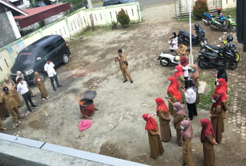 Pegawai Puskesmas Diajari Menggunakan APAR