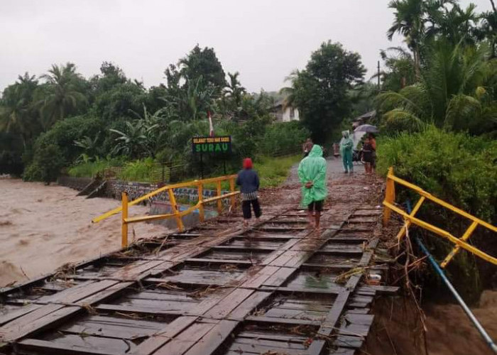 Hujan Deras, Debit Air Sungai Rindu Hati Mengganas Jembatan Diinfokan Putus, Cek Faktanya 