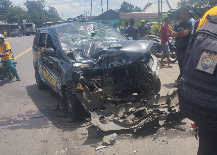 Massa Rusak Mobil Travel Usai Tabrak 2 Pelajar di Bengkulu Tengah, Sopir Kabur Mengamankan Diri dari Amukan