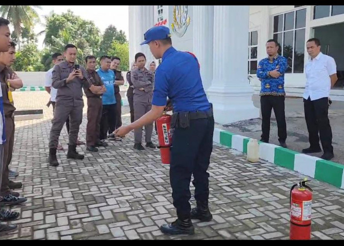 Pegawai Kejari Bengkulu Tengah Disimulasikan Penggunaan APAR