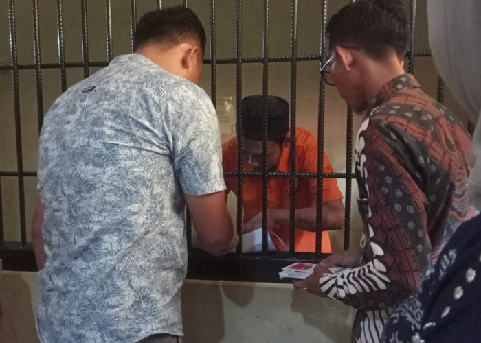 Mengenakan Pakaian Orange, 12 Tahanan Menyalurkan Hak Suara dari Balik Jeruji Besi