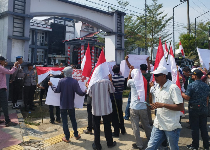 Kantor Bupati Bengkulu Tengah Didemo, Massa Tuntut Pj Bupati Terbitkan Edaran dan Turunkan Tim untuk Usut