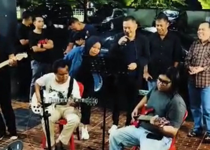 Kulineran dan Live Music: Nongkrong Bareng Depan Kantor Bupati Bengkulu Tengah Tetap Hidup Meski Hujan