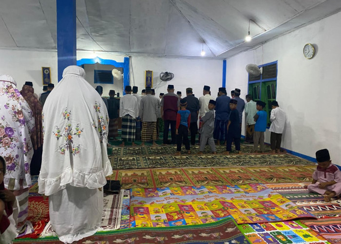 Pemda Bengkulu Tengah Gelar Tarawih Keliling di Tanjung Raman, Kades Apresiasi Kehadiran OPD