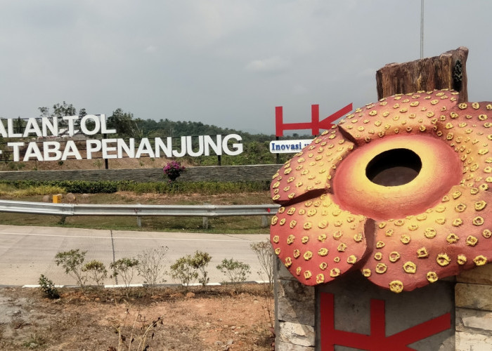 Penampakan Monumen Bunga Rafflesia di Akses Keluar-Masuk Ciri Khas Tol Bengkulu-Taba Penanjung