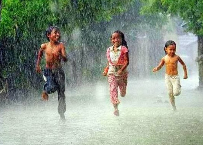 6 Manfaat Mandi Air Hujan untuk Kesehatan Tubuh, Benarkah Baik untuk Kulit?