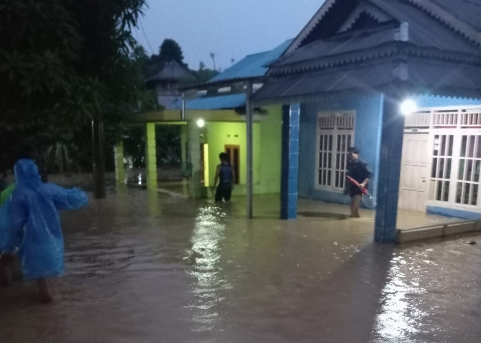 Hujan Deras Sebabkan Sungai Lemau Meluap Hingga Merendam Pemukiman