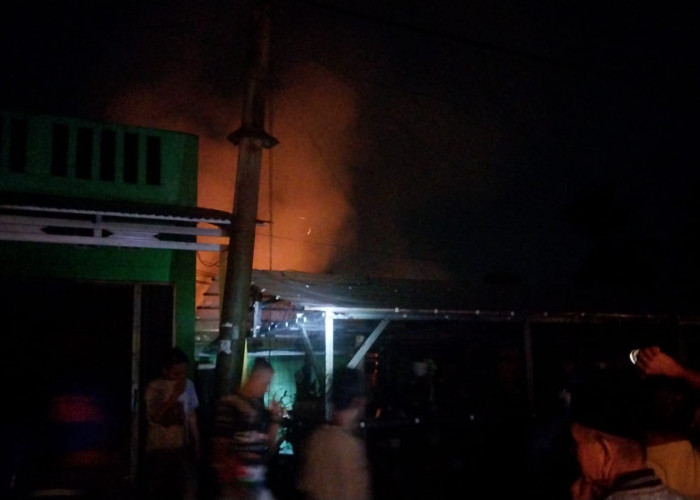 Api yang Membakar Rumah Perangkat Desa Pekik Nyaring Bengkulu Tengah Berhasil Dipadamkan