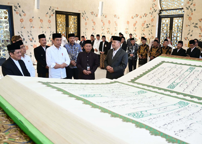 Mushaf Al-Quran Raksasa di Masjid Mohammed bin Zayed, Huruf Pertama Ditulis Presiden Jokowi 