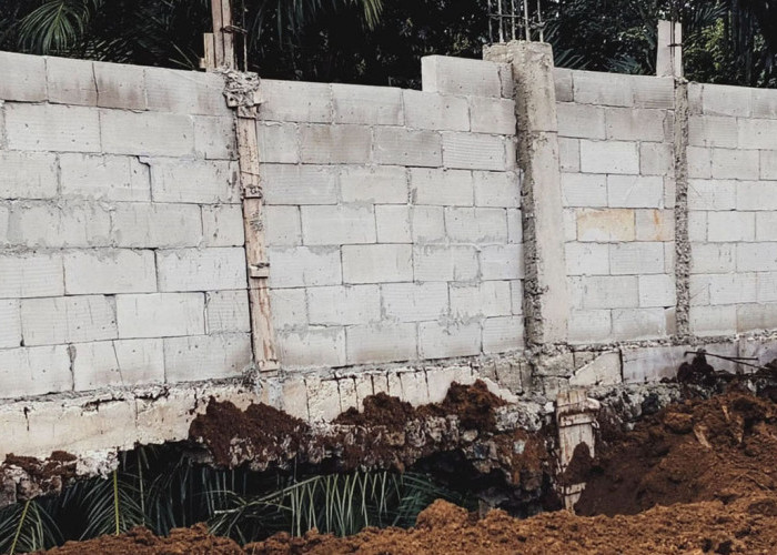 Pembangunan Gedung KDKMP Linggar Galing Diduga Mangkrak, Pondasi Longsor dan Pekerja Menghilang