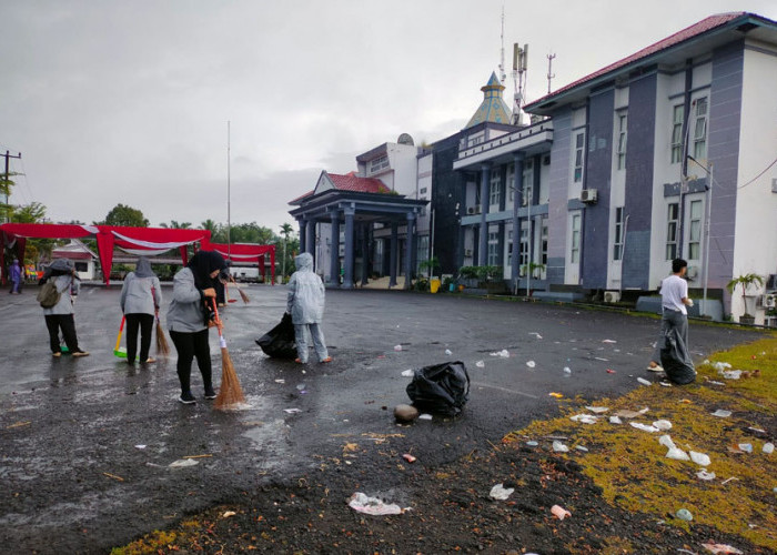 Gabungan Tenaga Outsourcing Gercep Tangani Sampah Pasca Malam Berbinar dan Pelantikan PPPK Paruh Waktu
