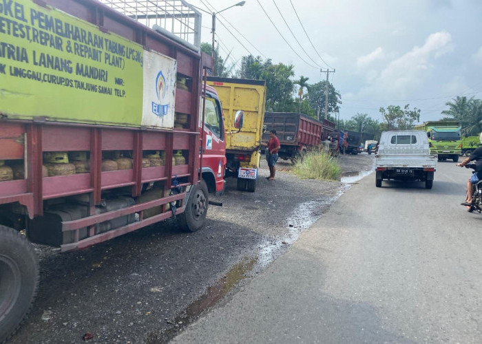 Antrean Bio Solar Mengular di Benteng, Sopir Angkutan Rela Mengantre hingga 4 Jam