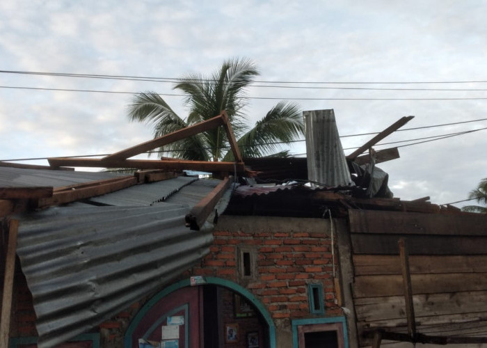 Diterjang Hujan Angin, Atap Rumah Janda di Desa Pondok Kelapa Porak Poranda