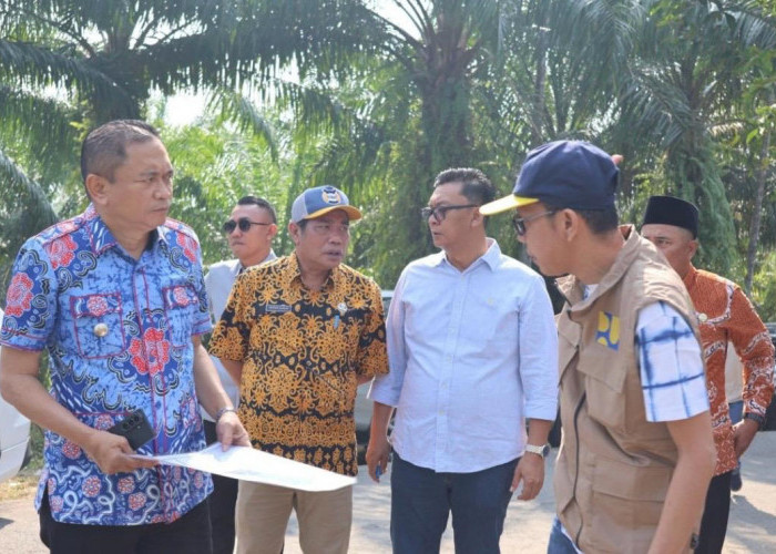 Tinjau Jalan Tanjung Terdana–Harapan Makmur, Bupati Rachmat Tunjukkan Komitmen Pembangunan Bertahap