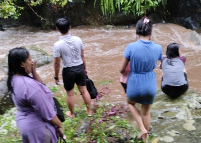 BREAKING NEWS: Air Tiba-Tiba Deras, 4 Wisatawan Terjebak di Objek Wisata Air Sengak Bengkulu Tengah