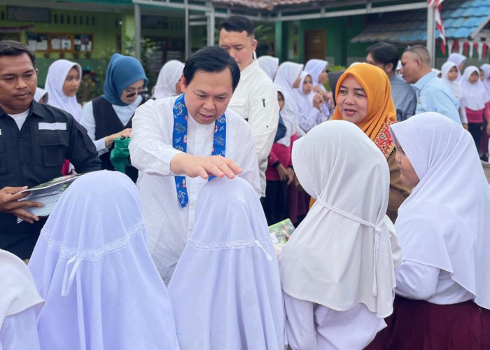 Sultan B Najamudin Salurkan Buku dan Janjikan Program Indonesia Pintar bagi Siswa SDN 1 Bengkulu Tengah