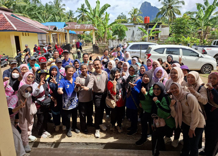 Plt Kadis Dikbud Turut Andil, Guru dan Warga Gotong Royong Bersihkan Jalan Desa: Wujud Nyata Program Berbinar