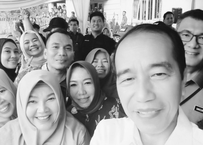 Full Senyum! Ekspresi Wajah Pejabat Bengkulu Tengah Selfie Bareng Presiden Jokowi 