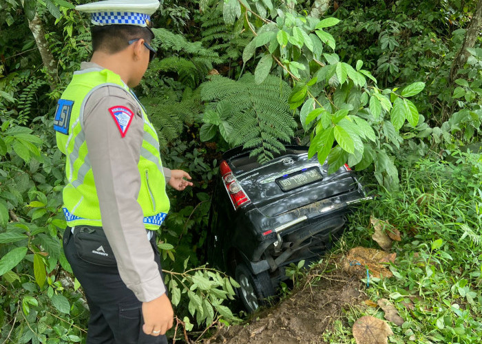 Mobil Avanza Masuk Jurang Sedalam 3 Meter di Liku Sembilan, Begini Kondisi Para Korban