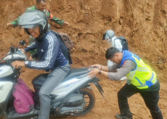 Begini Aksi Polisi Bantu Pengendara Motor Lintasi Jalan Tanah di Liku Sembilan Bengkulu Tengah