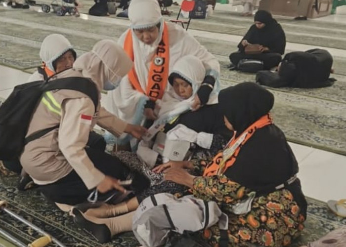 Jemaah Lansia Sesak Napas di Masjid Nabawi, PPIH Evakuasi ke RS
