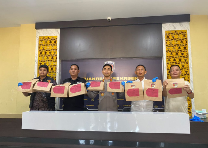 Baru Menjabat, Kapolres AKBP Yanu Rihardi Pimpin Konferensi Pers Penangkapan Terduga Pelaku Pemerasan