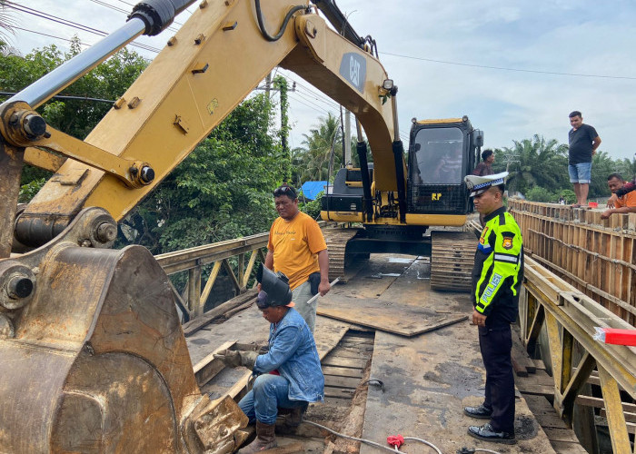 Sempat Lumpuh Akibat Truk Terperosok, Akses Jembatan Sekotong Pondok Kelapa Akhirnya Bisa Dilalui Kembali