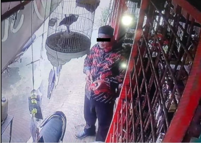 Aksi Terduga Pelaku Pencurian Hp Terekam CCTV