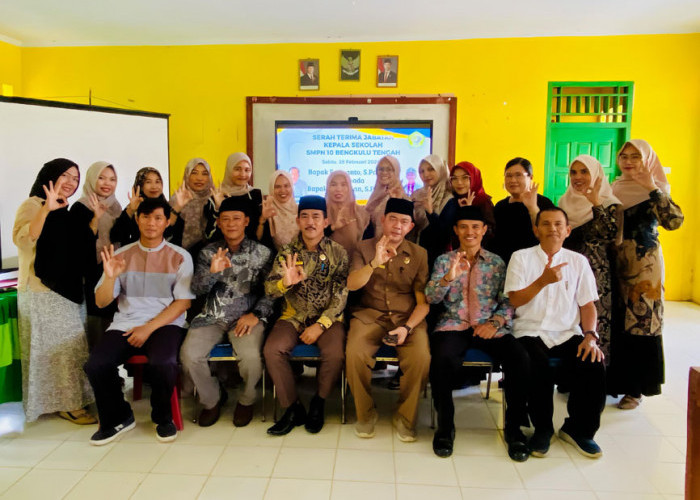 Isak Tangis Guru Iringi Sertijab Kepsek SMPN 10 Bengkulu Tengah