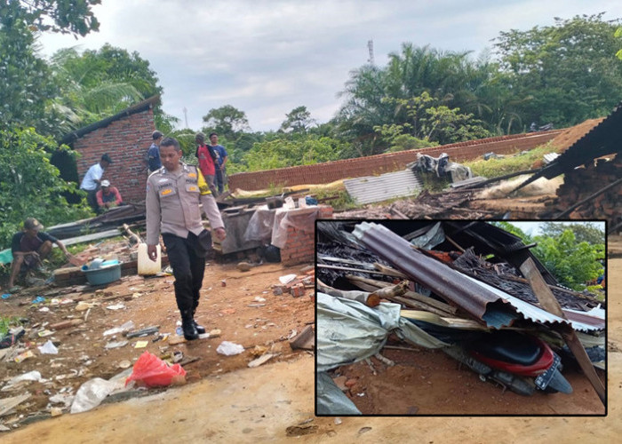 Atap Rumah Warga Pondok Kubang Ambruk di Terjang Badai