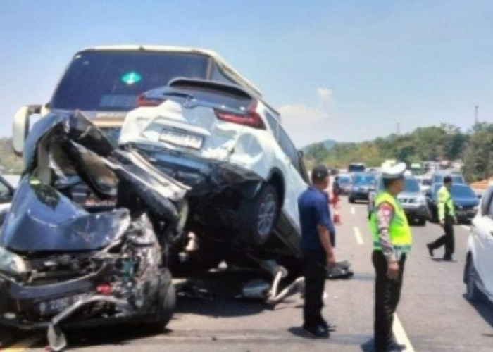 Begini Penampakan Mobil Tertindih Mobil Usai Terlibat Kecelakaan Beruntun di Jalan Tol