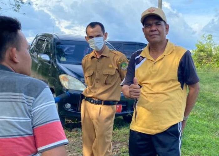 Pejabat Satu Ini Tetap Tersenyum Meski Terlambat Dampingi Sekda Tinjau Jalan dan Jembatan Tanjung Raman 