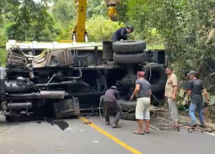 Akses Jalan Lintas Liku Sembilan Bengkulu Tengah Buka Tutup, Satu Unit Truk Masuk Jurang Berhasil Dievakuasi