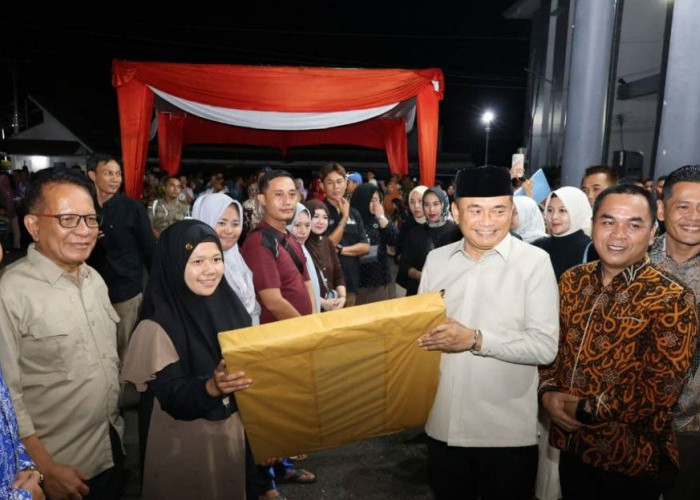 Terima Bantuan Meja Portabel, Pedagang Berbinar Ucapkan Terima Kasih kepada Bupati Rachmat