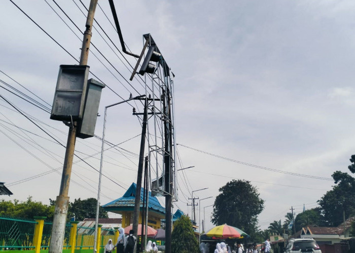 Billboard Miring di SMPN 1 Bengkulu Tengah Belum Diperbaiki, Cuaca Jadi Kendala