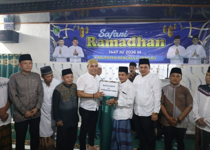Safari Ramadhan Bengkulu Tengah Pererat Silaturahmi, Bantuan Al-Qur’an dan Ambal Masjid Disalurkan