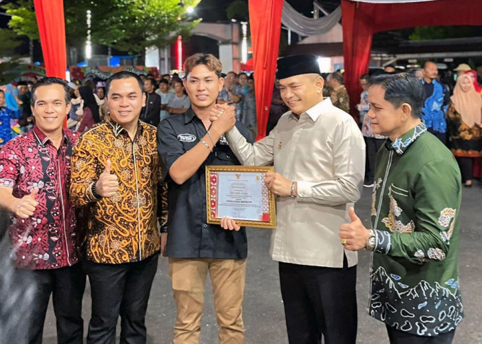 Kinerja Pemdes Paku Haji Diapresiasi, Kades Terima Penghargaan dari Bupati Rachmat