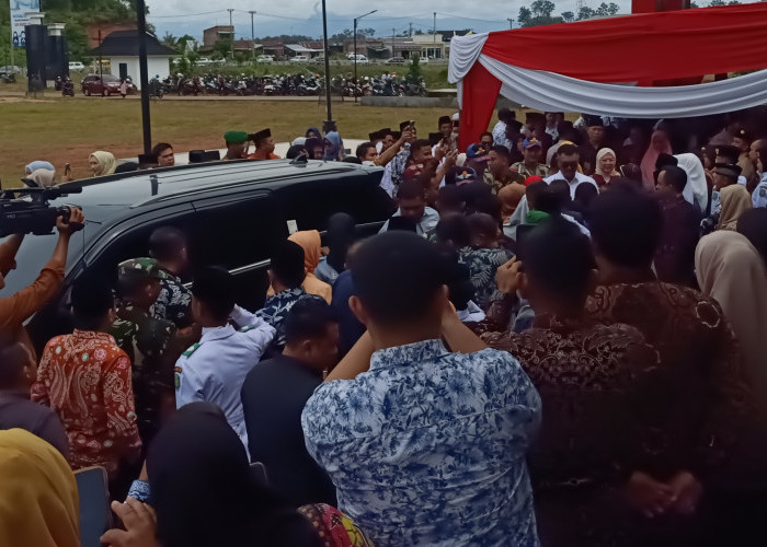 Dihadiri Ratusan Tamu Undangan, Pelepasan Heri Roni dari Bengkulu Tengah Diiringi Derai Air Mata