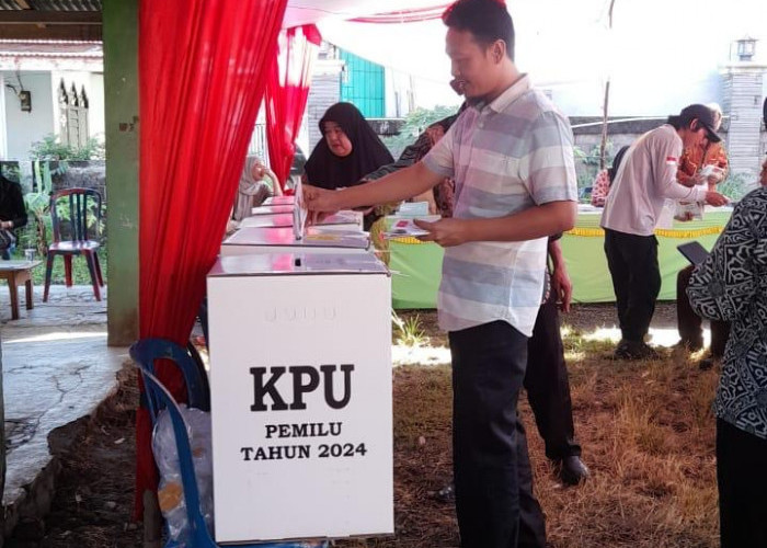 Nyoblos di TPS 1 Desa Kembang Seri, Incumbent Ade Saputra Berharap Kemenangan Masih Berpihak
