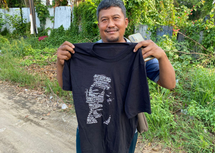 Girangnya Saryono, Dapat Kaos dari Presiden Joko Widodo Setibanya di Bengkulu 