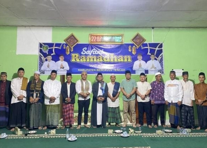 Safari Ramadan Perdana, Wabup Tarmizi Santuni Anak Yatim dan Serahkan Al-Qur’an di Desa Kroya